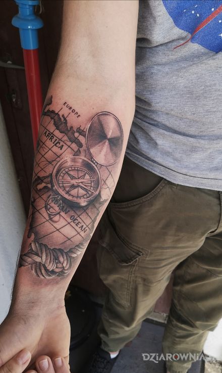 Tatuaż kompas i mapa w motywie czarno-szare i stylu realistyczne na przedramieniu