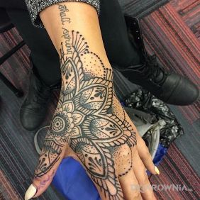 Tatuaż Mandala na dłoni motyw: mandale styl: dotwork