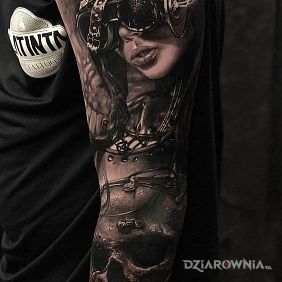 Tatuaż Kobieta steampunk na ramieniu motyw: czarno-szare styl: realistyczne