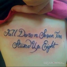 Tatuaż Fall down seven times, stand up eight na nodze motyw: napisy