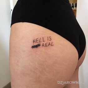 Tatuaż Hell is real na pośladkach motyw: napisy