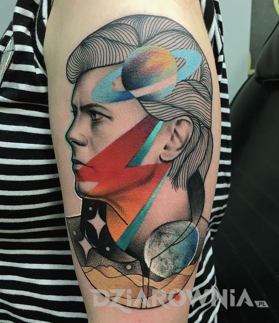 Tatuaż abstrakcyjny kolorowy portret na ramieniu