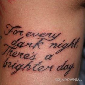 Tatuaż Dark Nights, Bright Days na ramieniu motyw: napisy