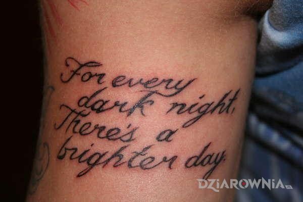 Tatuaż dark nights bright days w motywie napisy na ramieniu