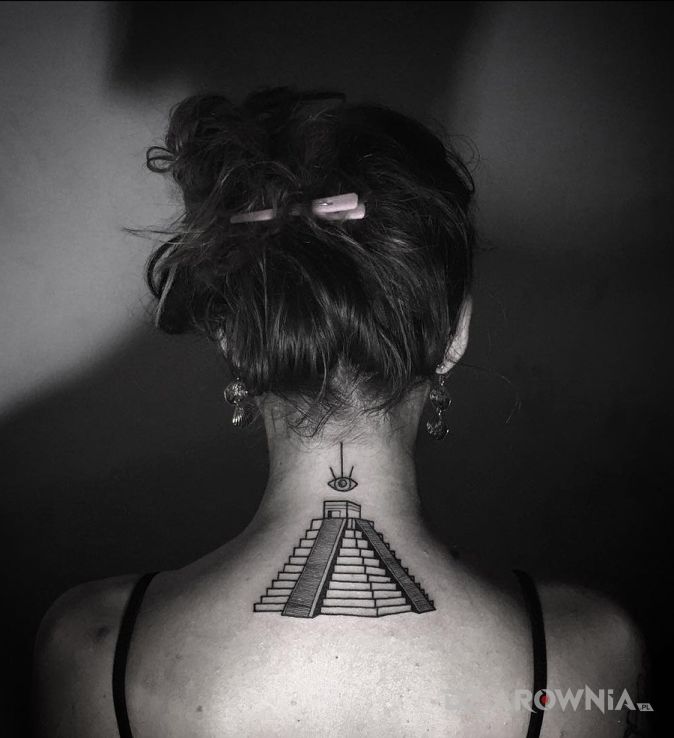 Tatuaż piramida w motywie pozostałe na plecach