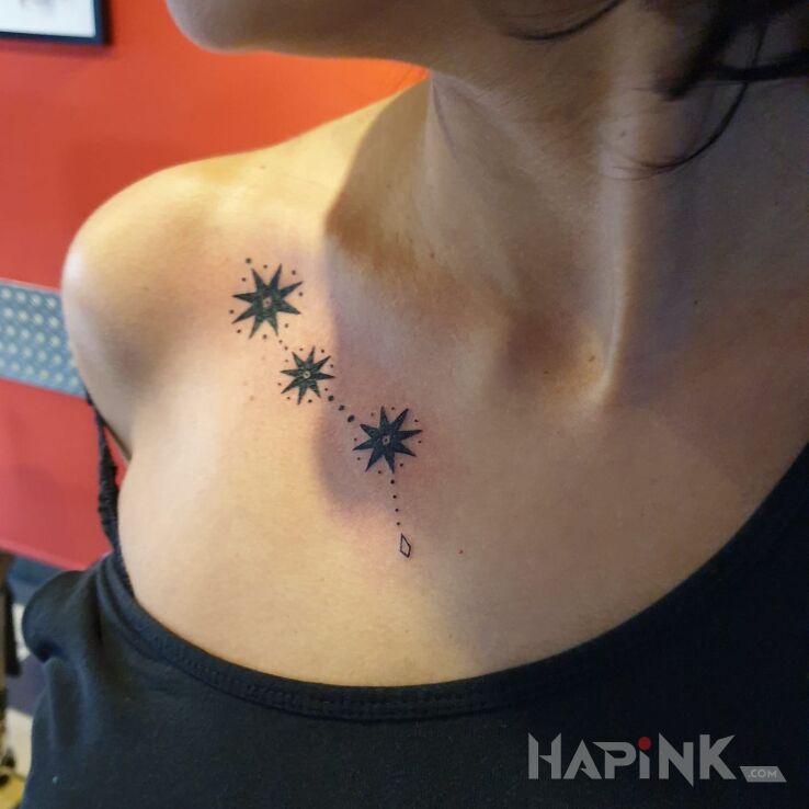 Tattoo Gwiazdki in black and gray motif and minimalistic style on the collarbone