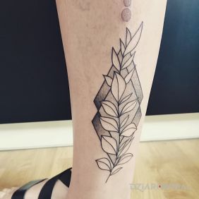 Tatuaż Liście na łydce motyw: pozostałe styl: kontury / linework