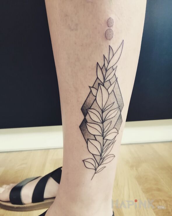 Tattoo Liście in black and gray motif and contour / linework style on the calf