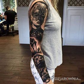 Tatuaż Dziewczyna w masce na ramieniu motyw: 3D styl: realistyczne