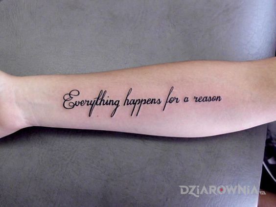 Tatuaż nic nie dzieje sie bez powodu w motywie napisy i stylu kaligrafia na przedramieniu