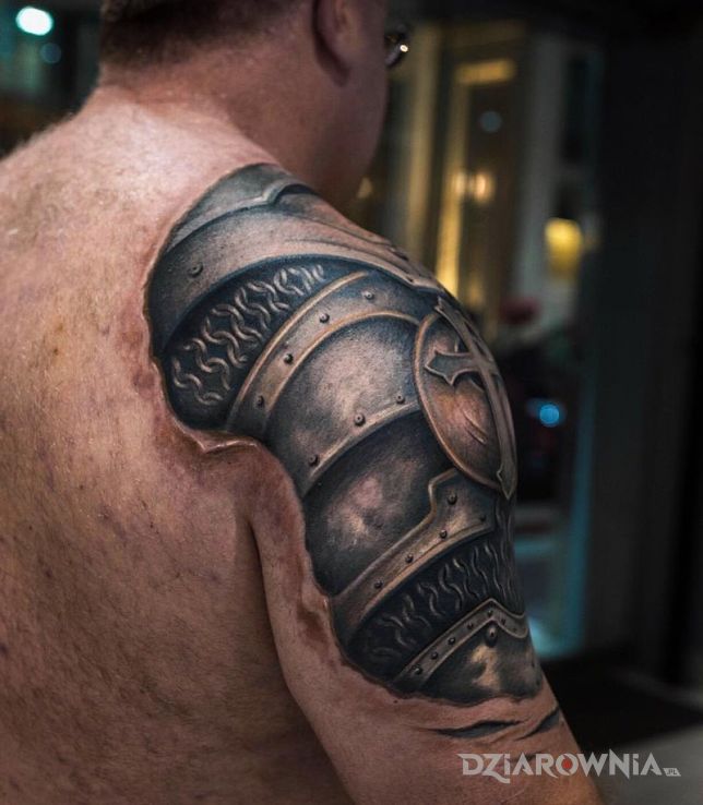 Tatuaż zbrojmistrz w motywie 3D na ramieniu