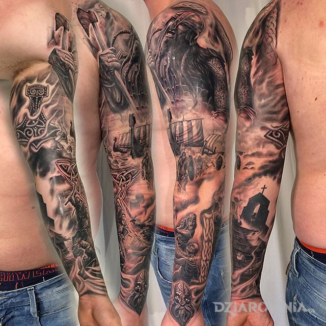 Tatuaż dzieło - wikingowie w motywie czarno-szare i stylu realistyczne na ramieniu