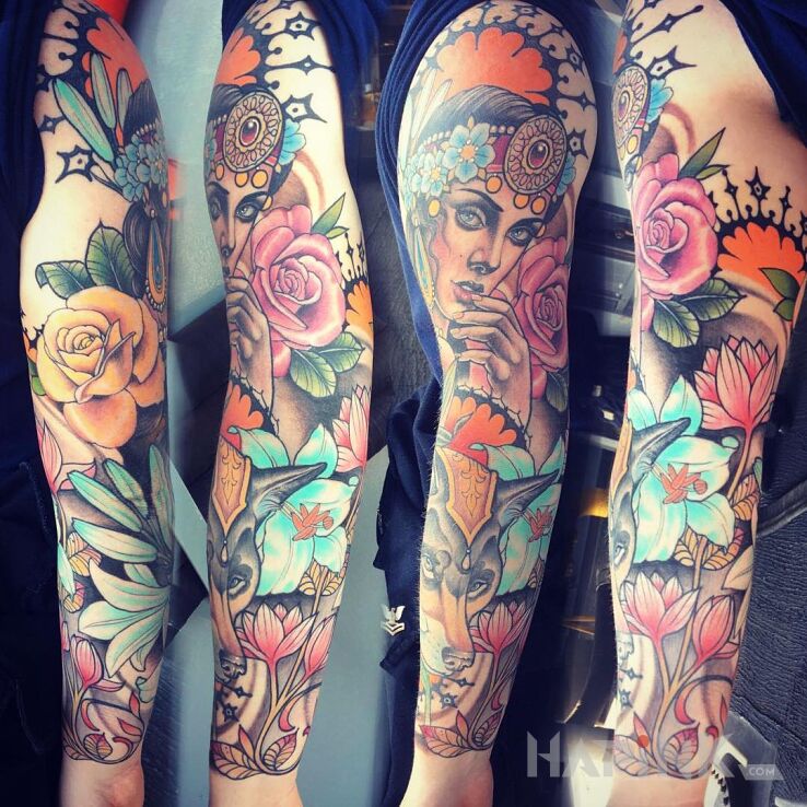 Tattoo Neotradycyjny rękaw in sleeves motif and neo-traditional style on the upper arm