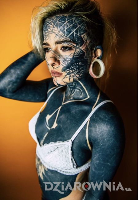Dziewczyna z tatuażami Nadine Aderson blackwork na całym ciele