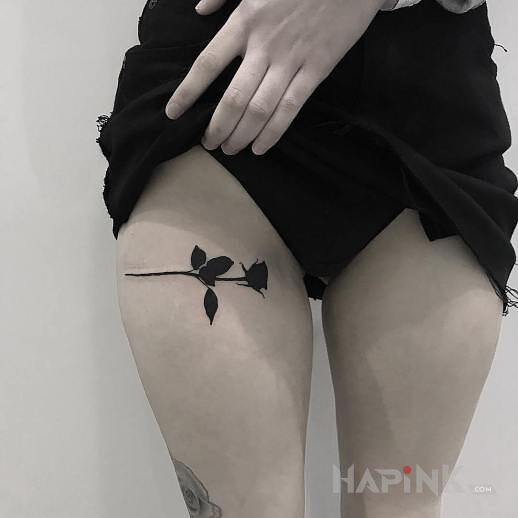 Tattoo Czarna róża in flowers motif and blackwork / blackout style on the leg