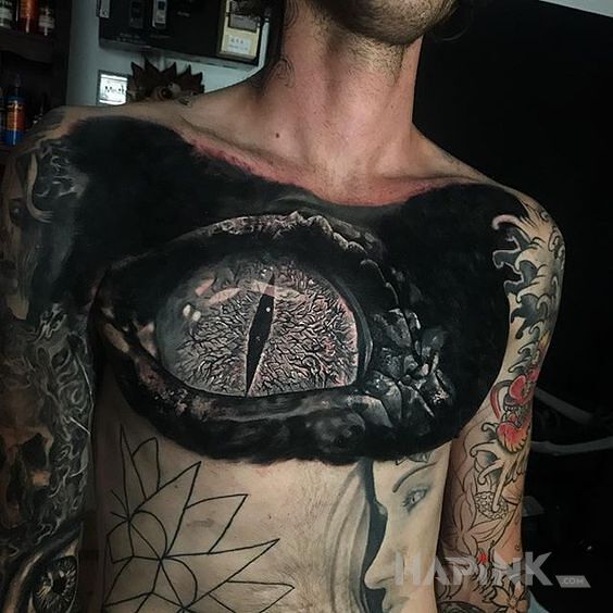 Tattoo Gadzie oko in dragons motif and realistic style on the chest