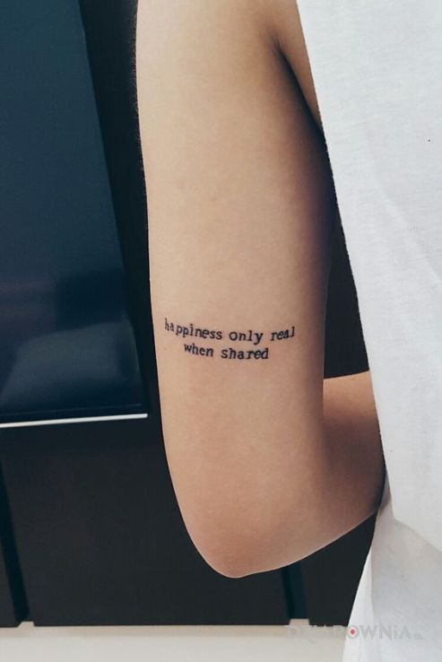 Tatuaż coś o szczęściu w motywie napisy na ramieniu