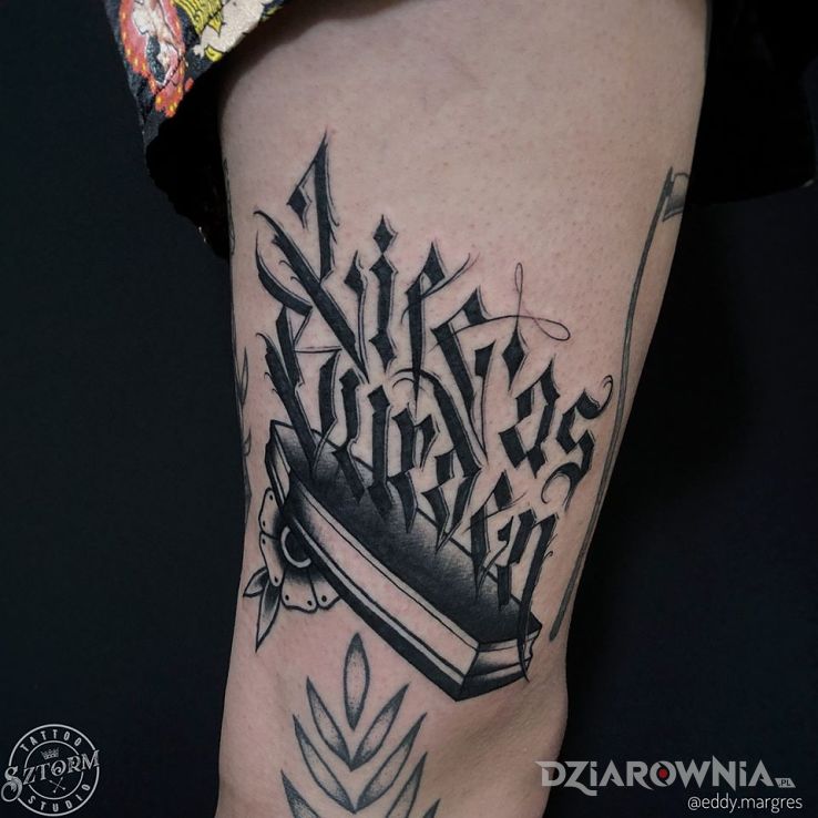 Tatuaż life as burden w motywie criminal lettering na nodze