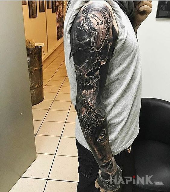Tattoo Rozmyty zegar na czaszce in 3D motif and realistic style on the upper arm