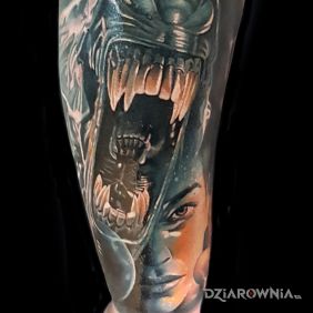 Tatuaż Alien na przedramieniu motyw: kolorowe styl: realistyczne