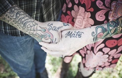 Tatuaż soul mate w motywie napisy na dłoni