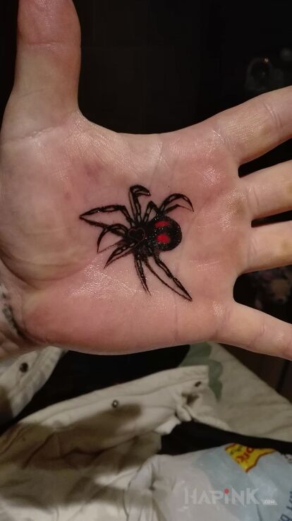 Tattoo Pierwszy w tym miejscu! in animals motif on the hand