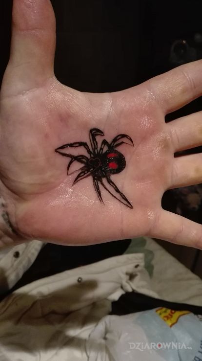 Tatuaż pierwszy w tym miejscu w motywie zwierzęta na dłoni