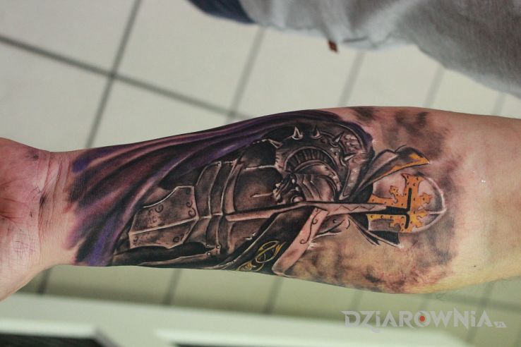 Tatuaż wojownik w motywie postacie na przedramieniu