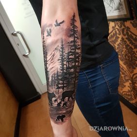 Tatuaż Las z niedźwiedziami na przedramieniu motyw: czarno-szare styl: realistyczne