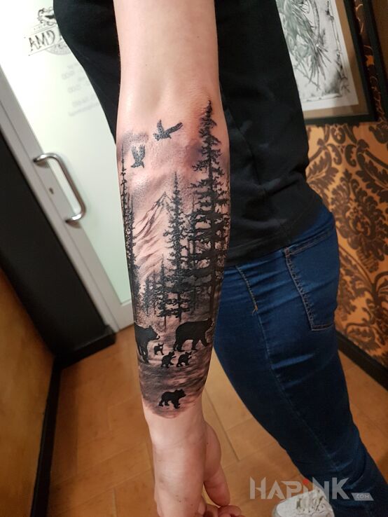 Tattoo Las z niedźwiedziami in animals motif and realistic style on the forearm