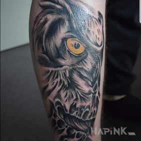 Tattoo Owl on the calf motif: black and gray style: realistic