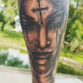 Tatuaż Twarz z krzyżem na przedramieniu motyw: twarze styl: realistyczne