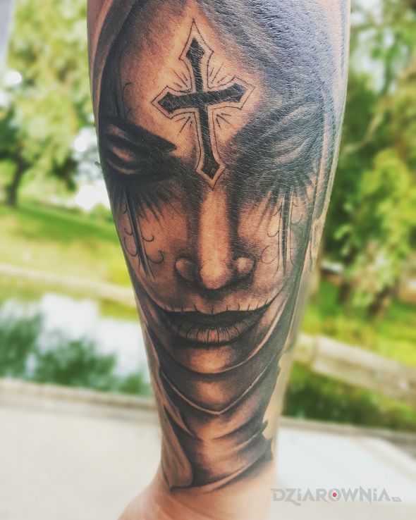 Tatuaż twarz z krzyżem w motywie czarno-szare i stylu realistyczne na przedramieniu