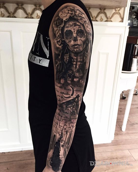 Tatuaż santa muerte w rękawie w motywie rękawy i stylu realistyczne na ramieniu