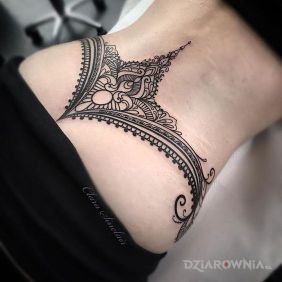 Tatuaż Ornamenty na plecach motyw: ornamenty styl: graficzne / ilustracyjne