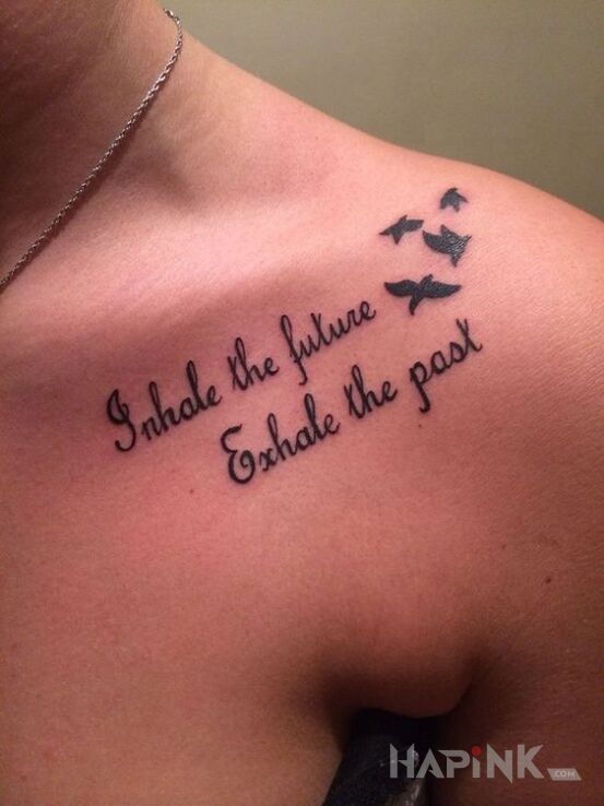 Tattoo Przyszłość i przeszłość in lettering motif and calligraphy style on the collarbone