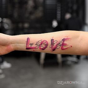 Tatuaż Love na przedramieniu motyw: napisy styl: watercolor