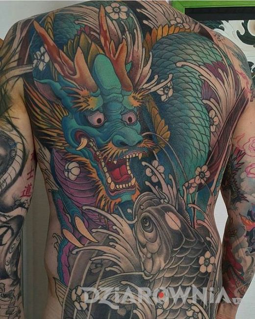 Tatuaż na plecach przedstawiający rycerza i smoka