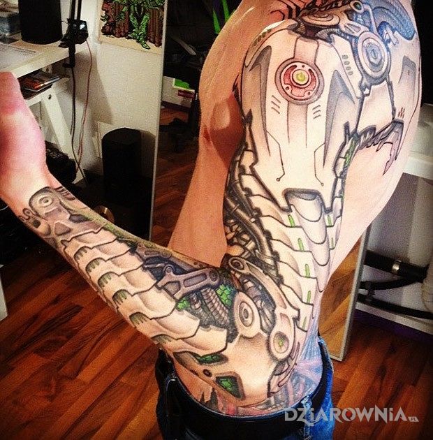 Tatuaż biomechanika w motywie rękawy i stylu biomechanika na ramieniu