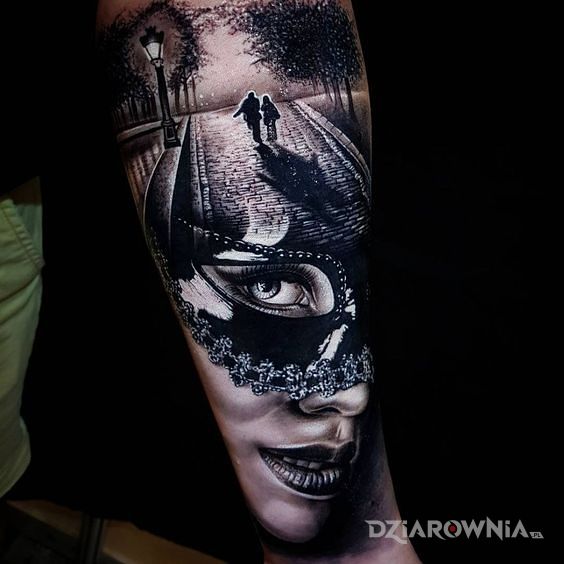 Tatuaż portret kobiecy w motywie czarno-szare i stylu realistyczne na przedramieniu