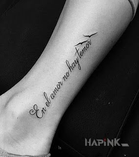 Tattoo Po hiszpańsku o miłości in lettering motif and calligraphy style near the ankle