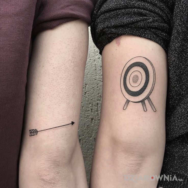 Tatuaż trafi w srodek w motywie miłosne i stylu minimalistyczne na ramieniu