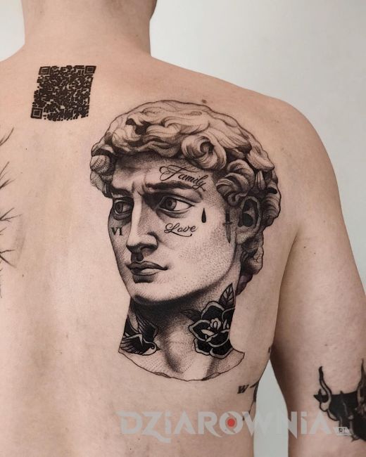 Tatuaż rzeźba