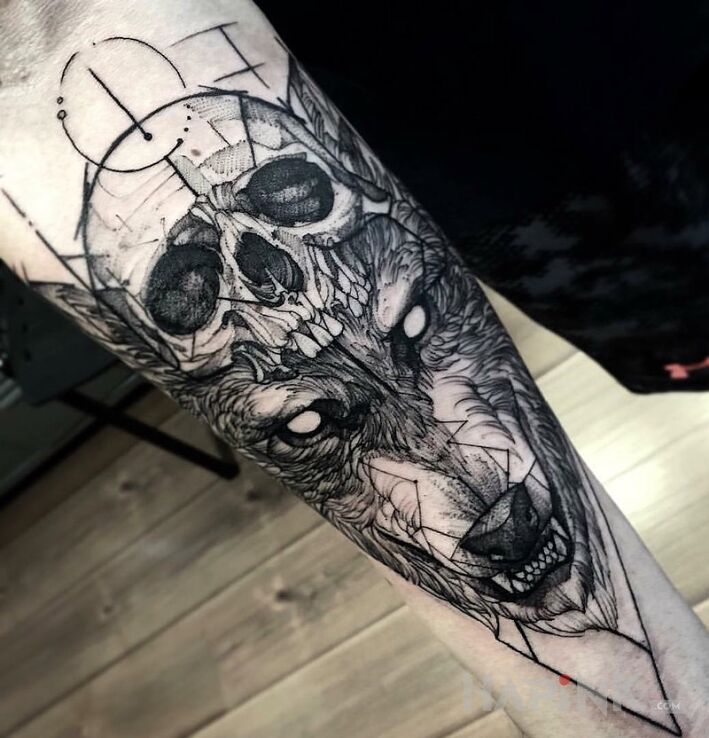 Tattoo Czaszka i wilk in animals motif on the forearm