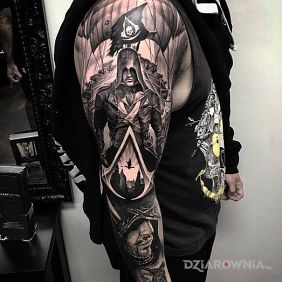 Tatuaż Assassins Creed na przedramieniu motyw: postacie styl: realistyczne