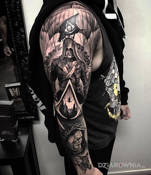 Tatuaż assassins creed w motywie twarze i stylu realistyczne na ramieniu