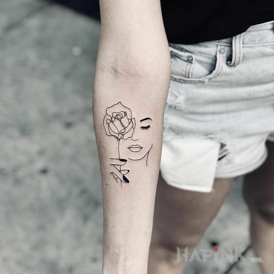 Tattoo Kontury in faces motif and minimalistic style on the forearm