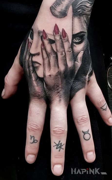 Tattoo Kobieta na dłoni in faces motif and realistic style on the hand