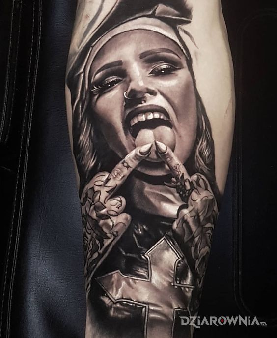 Tatuaż wulgarna zakonnica w motywie 3D i stylu realistyczne na łydce
