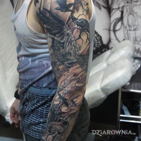 Tatuaż Plague doctor na przedramieniu motyw: zwierzęta styl: realistyczne